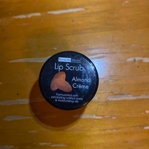 Almond crème flavored lip scrub